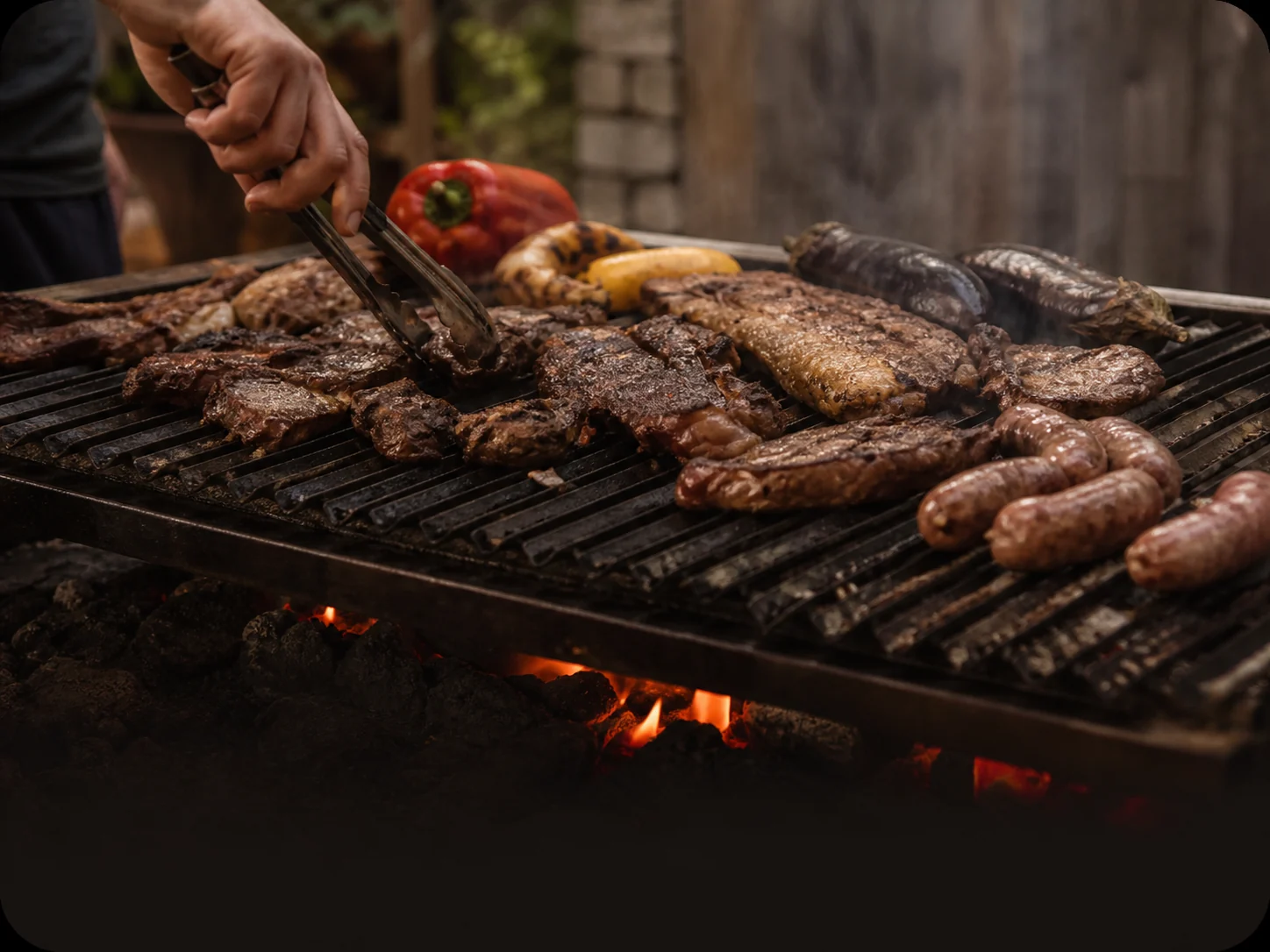 Parrilla prendida con comida compartida
